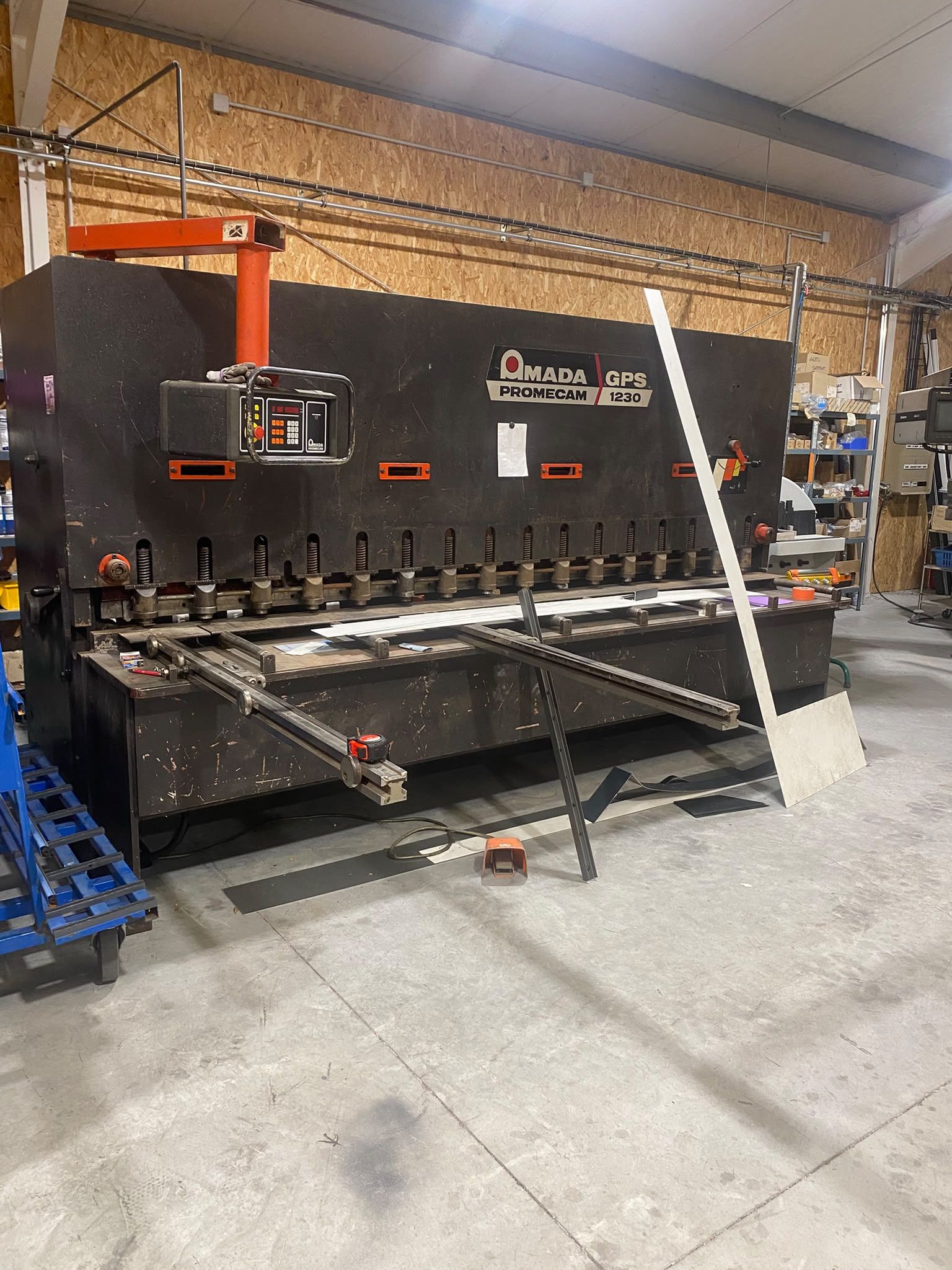 Cisaille Amada Promecam GPS 1230 pour la découpe de tôlerie, dans l'atelier AlexAlu