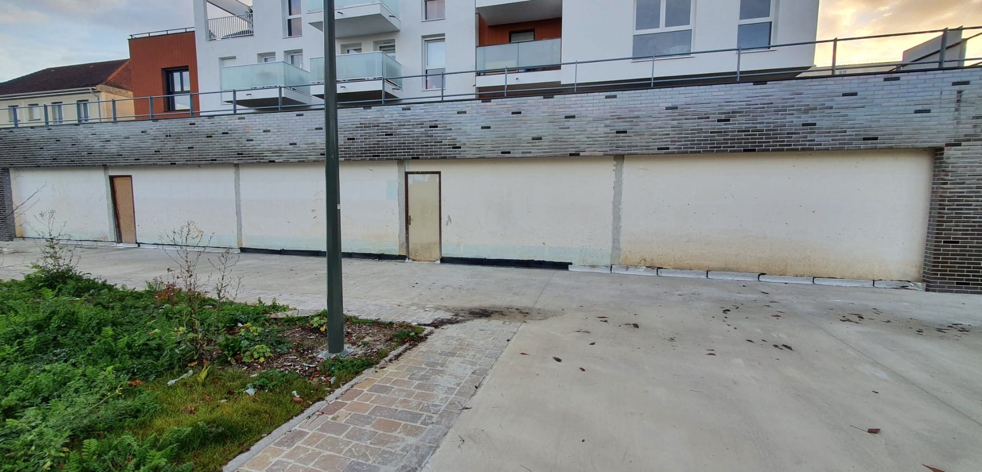 Une paroi pleine percée de deux portes