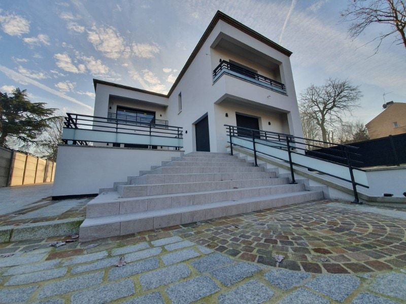 Maison contemporaine avec garde-corps aluminium noirs sur les terrasses et le long de l'escalier d'entrée