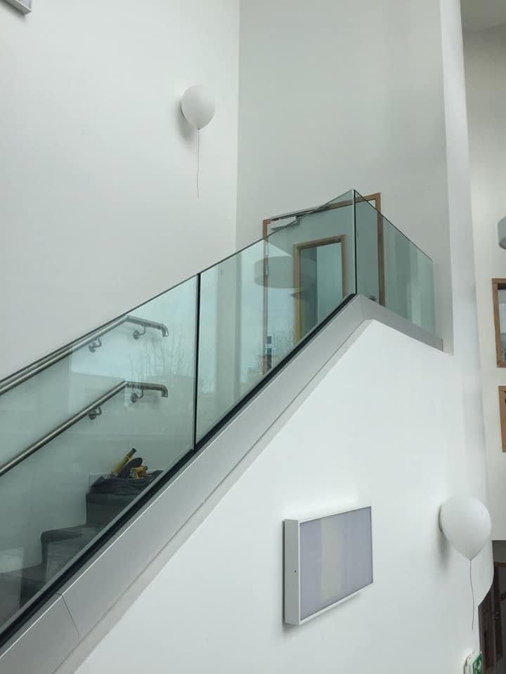 Garde-corps en verre d'un escalier intérieur, main courante en inox